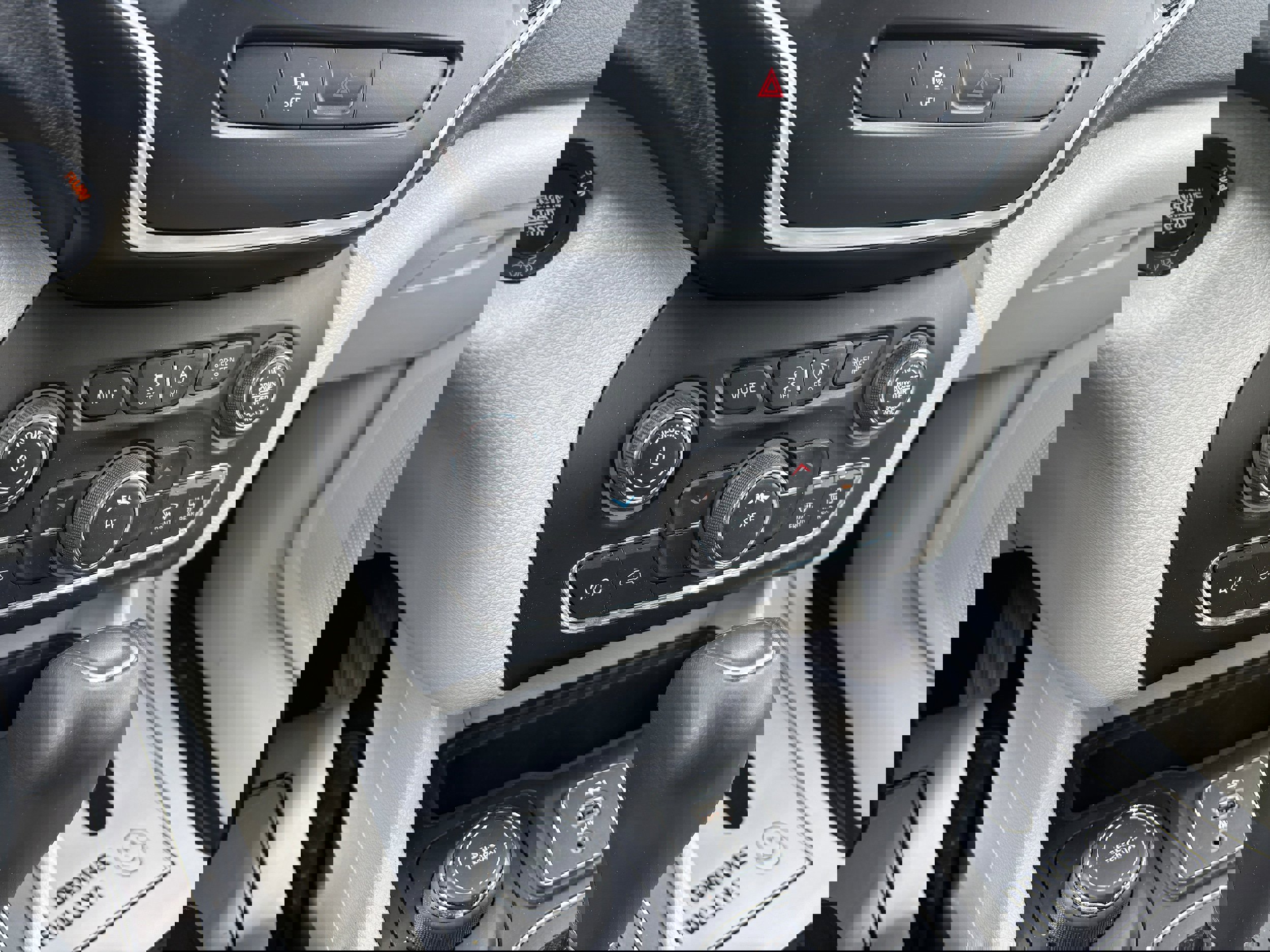 Used 2020 Jeep Cherokee Latitude Plus w/ Cold Weather Group image 13