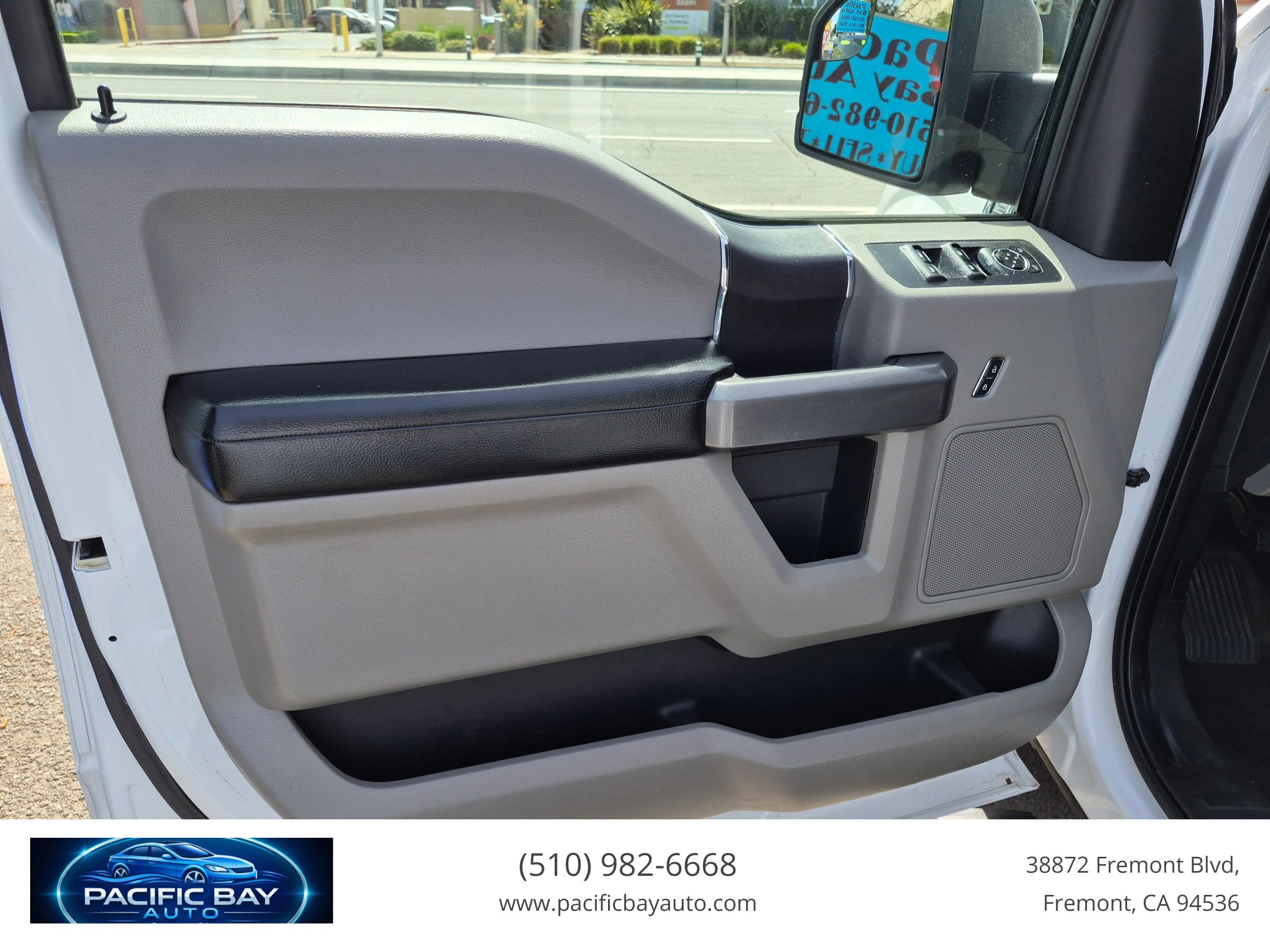 Used 2015 Ford F150 XLT w/ Trailer Tow Package image 10