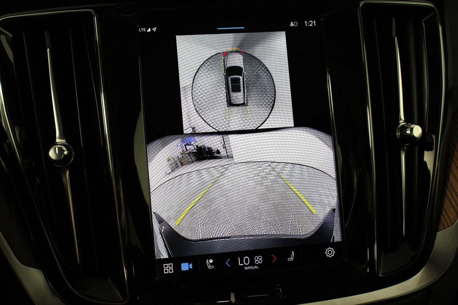 Certified 2025 Volvo V60 B5 Cross Country Plus image 13