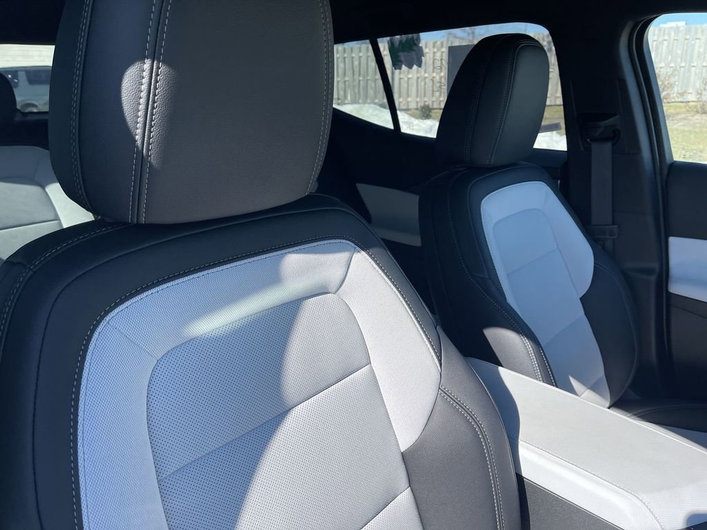 Used 2025 Chevrolet Equinox EV LT image 40