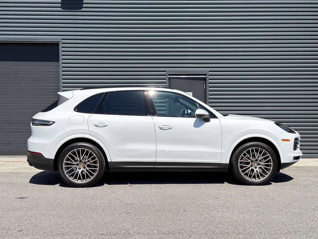 Certified 2023 Porsche Cayenne Platinum Edition image 22
