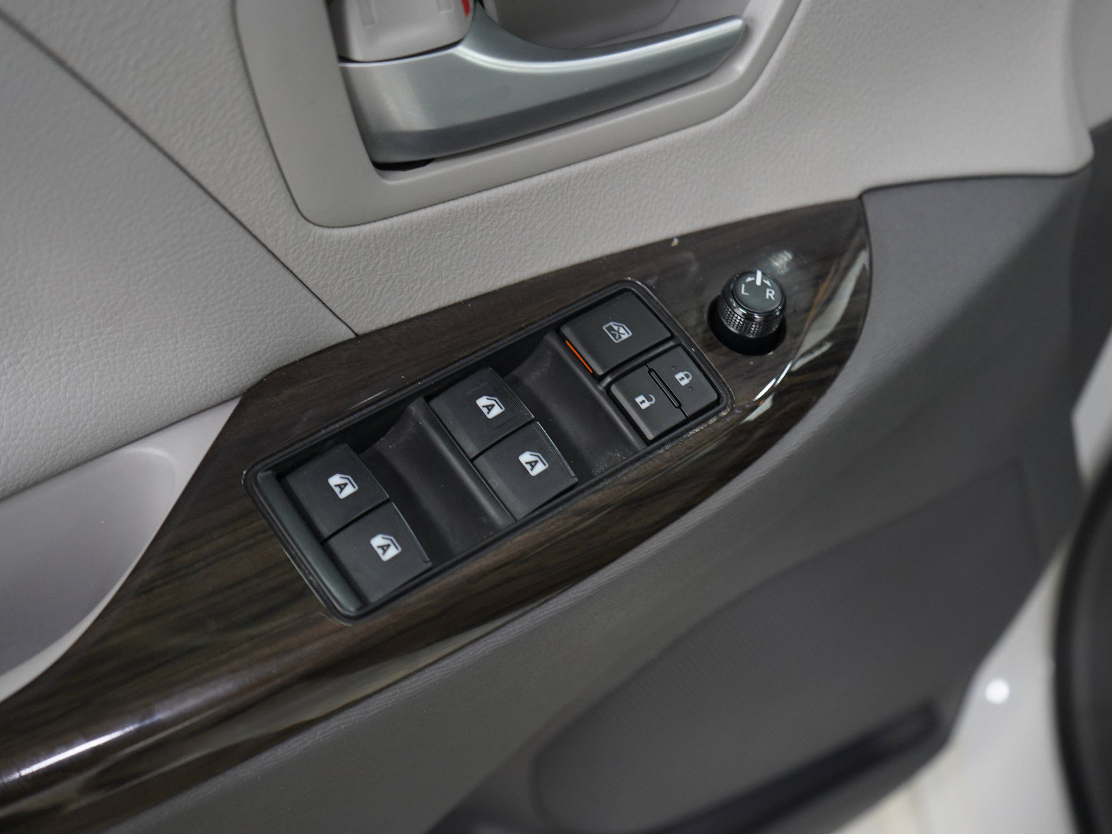 Used 2019 Toyota Sienna XLE Premium AWD/4WD image 23