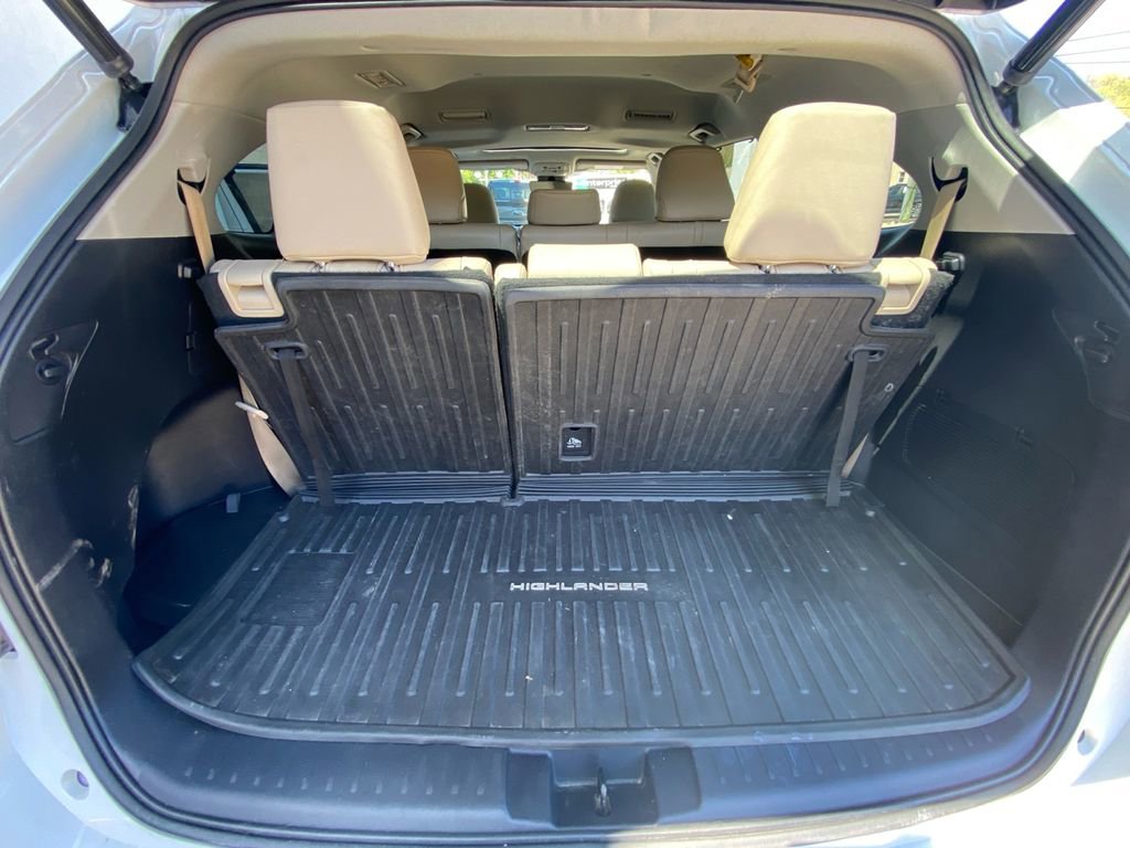 Used 2022 Toyota Highlander XLE AWD/4WD image 25