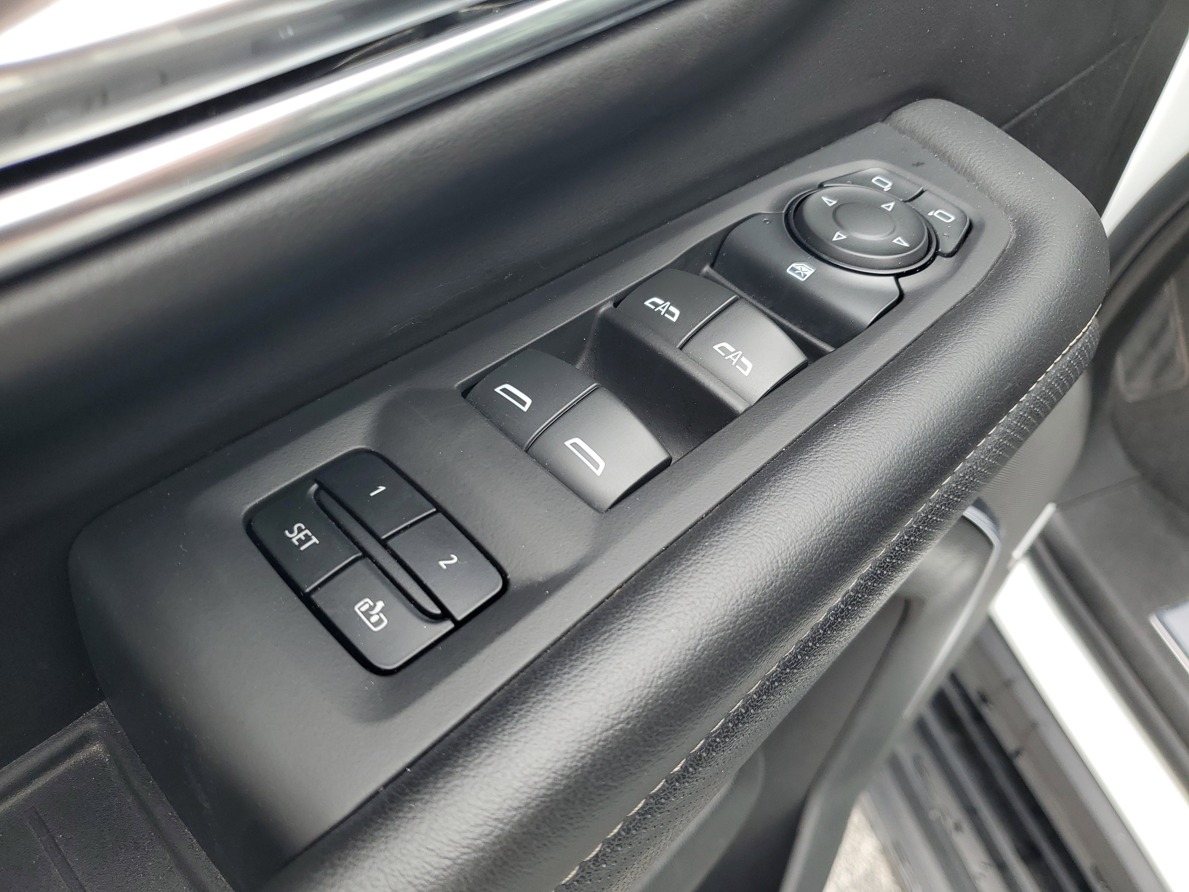 Used 2024 GMC Yukon XL SLT image 11