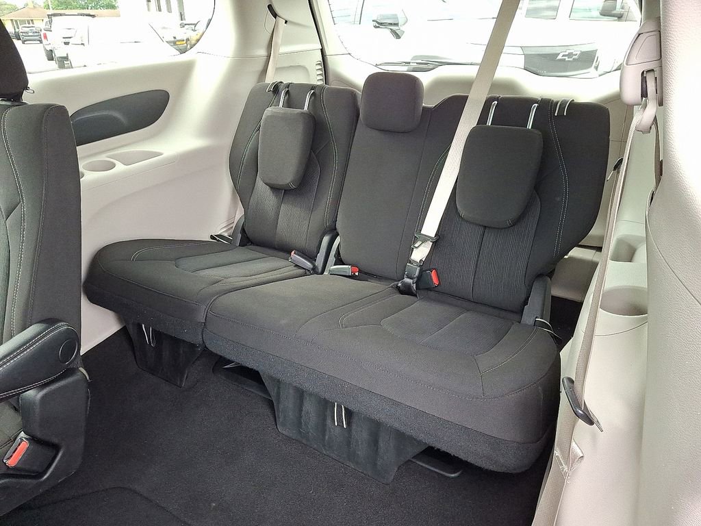 Used 2022 Chrysler Voyager LX image 12