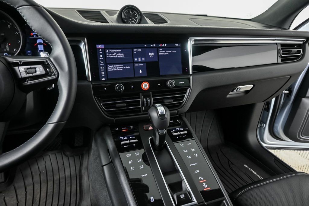 Certified 2025 Porsche Macan image 13