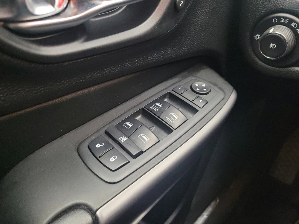 Used 2019 Jeep Cherokee Limited image 27