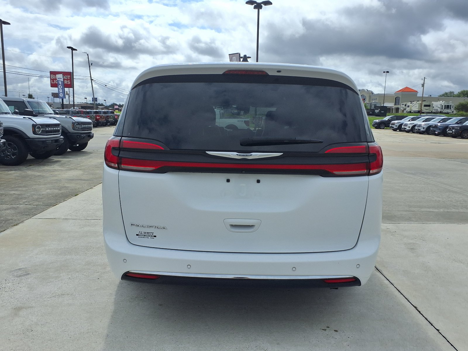 Used 2023 Chrysler Pacifica Touring-L FWD image 4