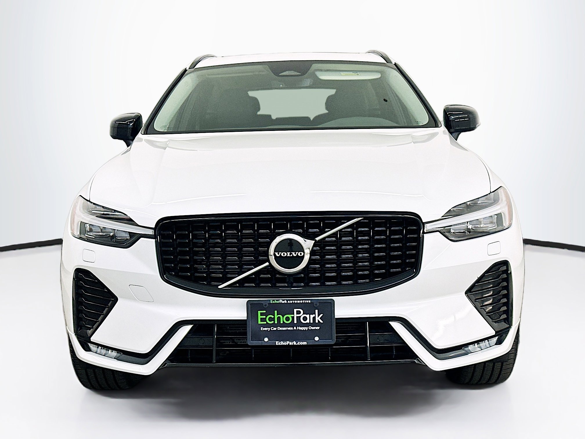 Used 2025 Volvo XC60 B5 Core AWD/4WD image 2