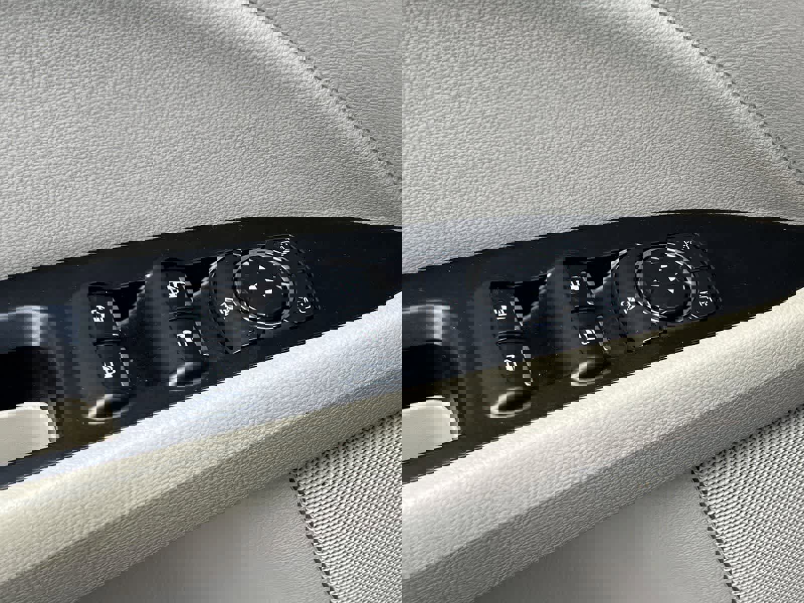 Used 2017 Ford Fusion SE w/ Fusion SE Technology Package FWD image 14