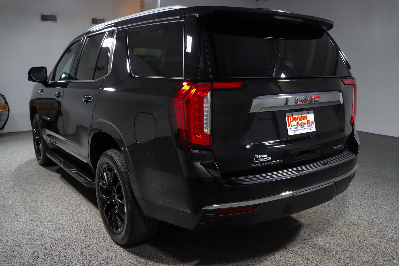 Used 2023 GMC Yukon SLT w/ SLT Luxury Package image 9