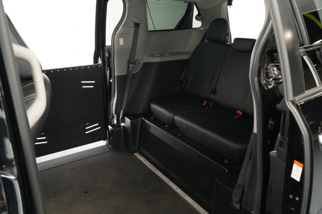 Used 2020 Toyota Sienna SE FWD image 55