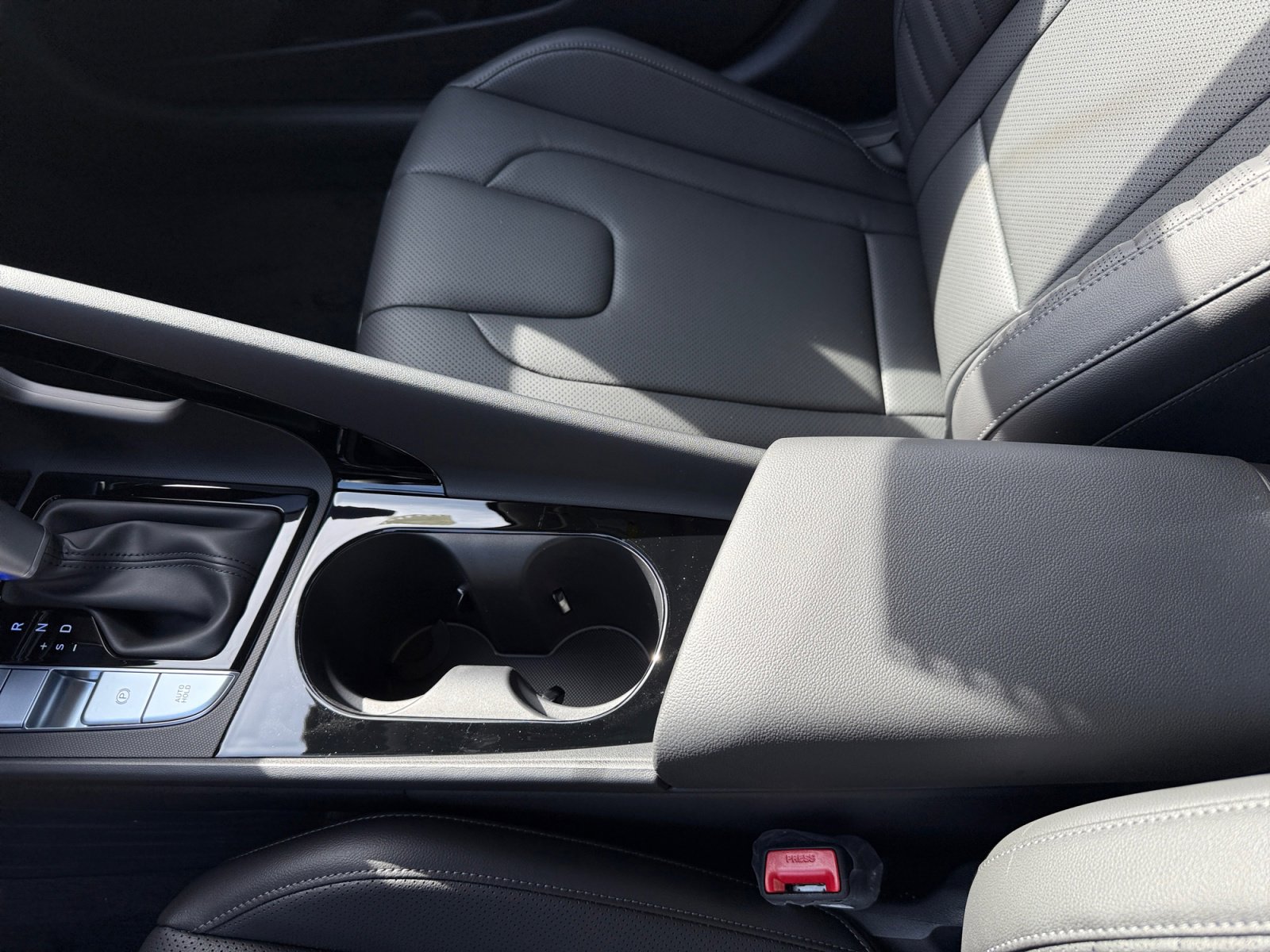 New 2025 Hyundai Elantra Limited image 14