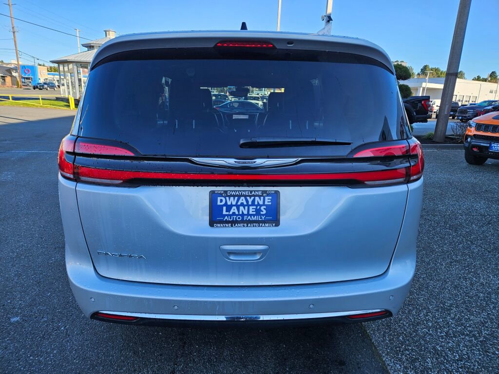 Used 2024 Chrysler Pacifica Touring-L image 4