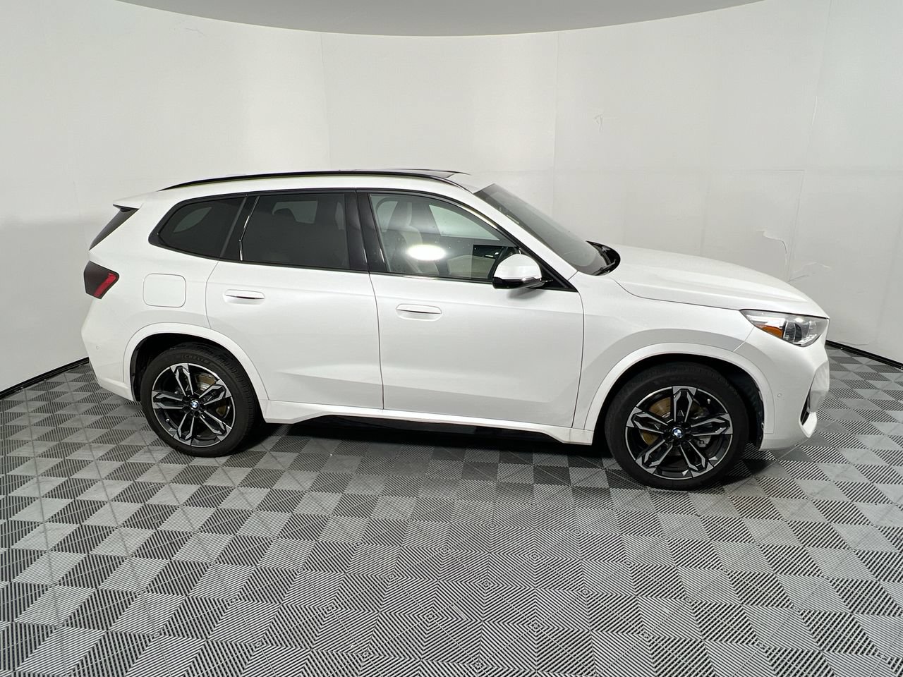 Used 2023 BMW X1 xDrive28i w/ Premium Package AWD/4WD image 2