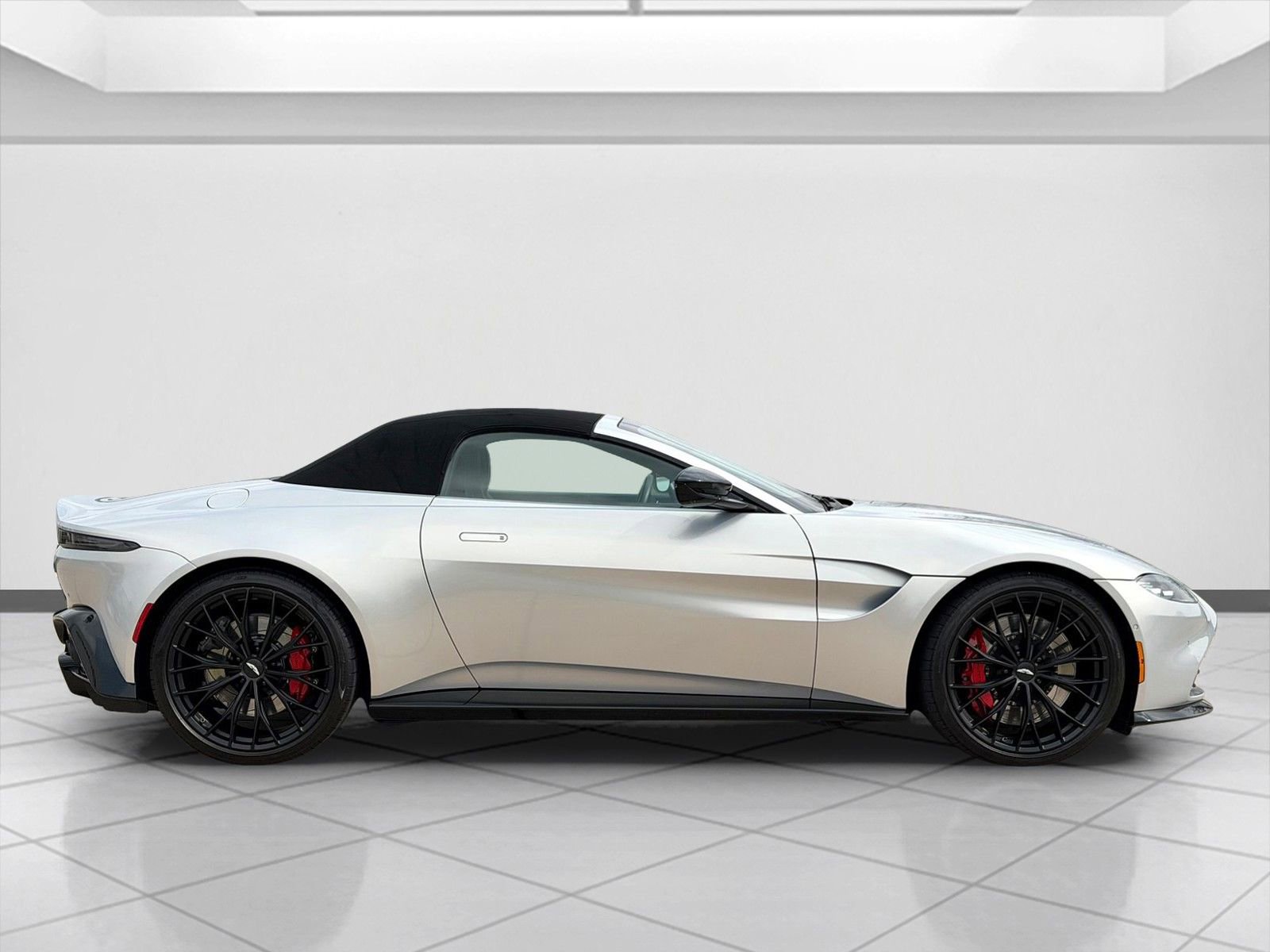 Used 2022 Aston Martin V8 Vantage Roadster image 9