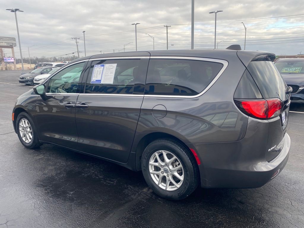 Used 2023 Chrysler Voyager LX image 4