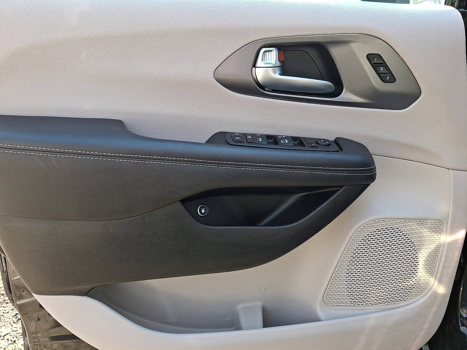 Certified 2023 Chrysler Pacifica Touring-L image 14