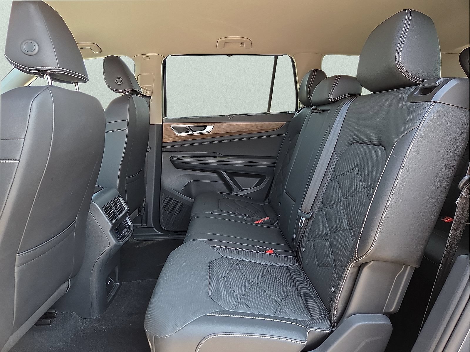 Used 2025 Volkswagen Atlas SE FWD image 11