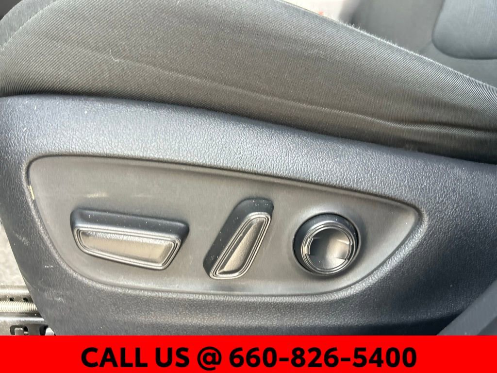 Used 2025 Toyota RAV4 XLE AWD/4WD image 12