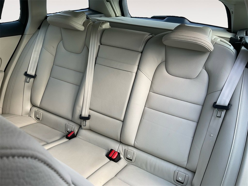 Used 2020 Volvo V60 T5 Momentum image 13