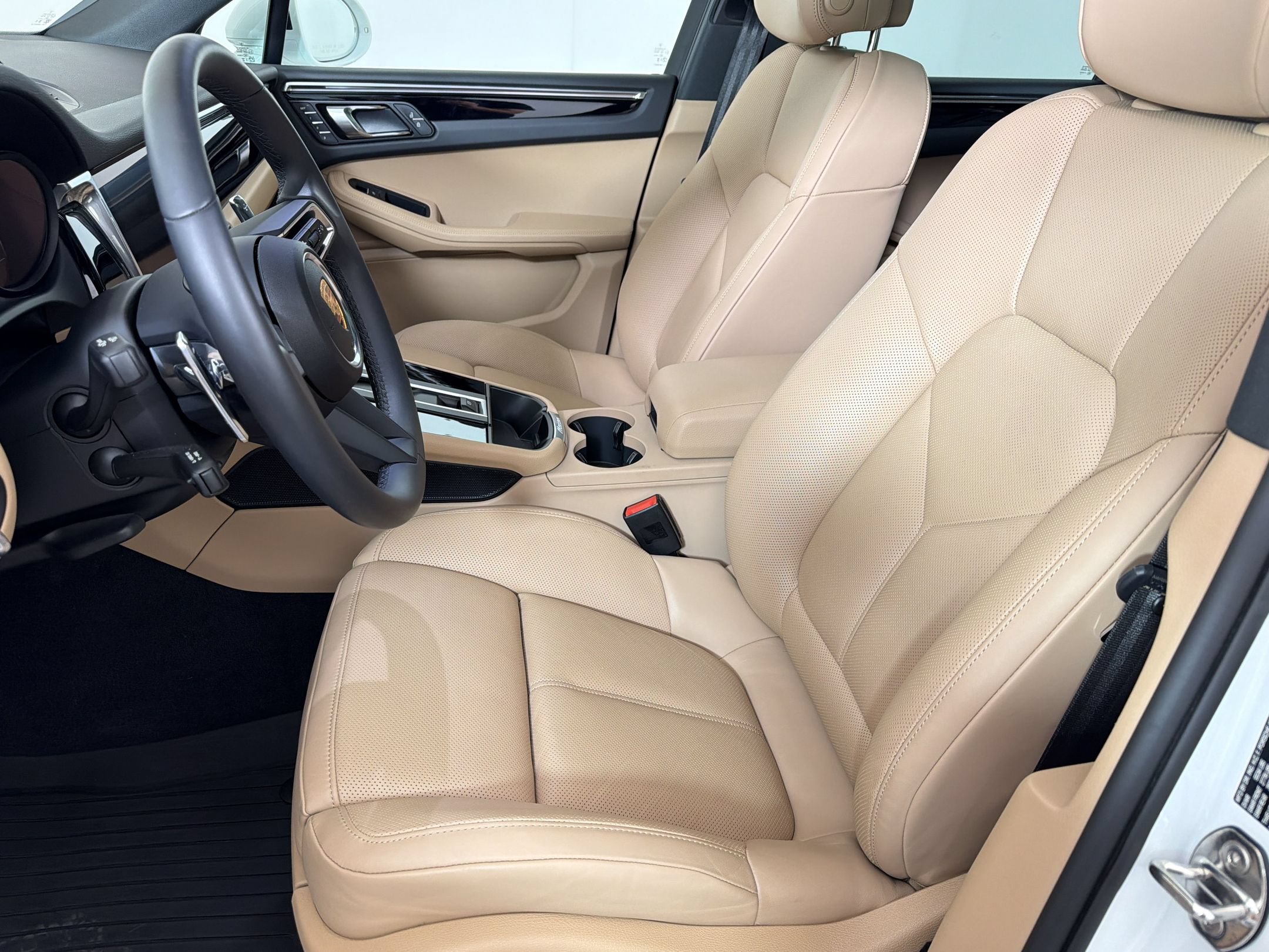 Certified 2025 Porsche Macan AWD/4WD image 5