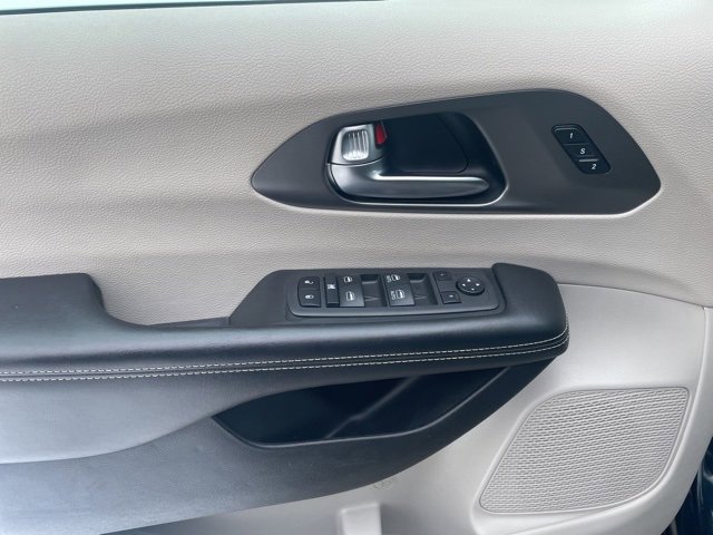 Used 2022 Chrysler Pacifica Touring-L image 19