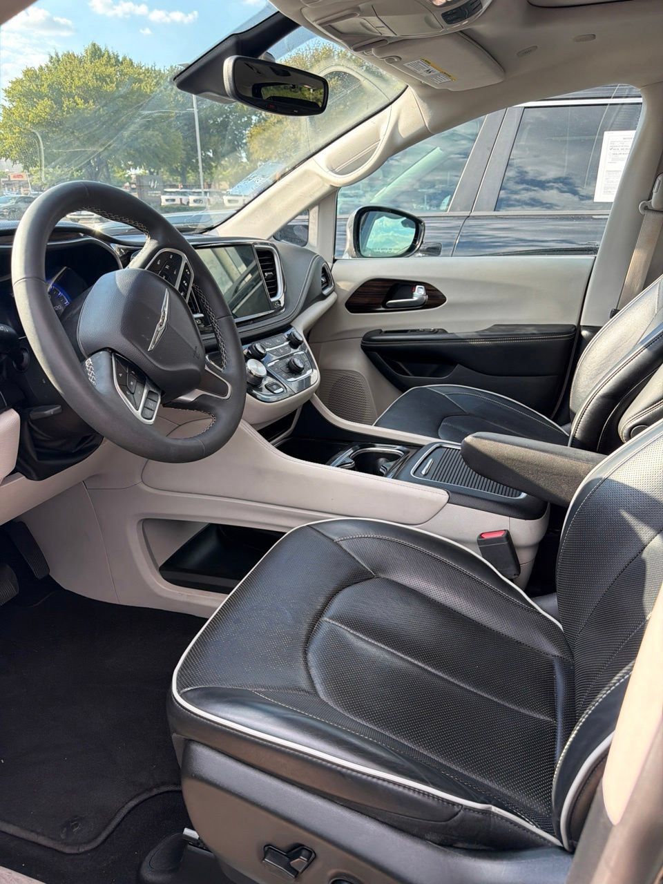 Used 2024 Chrysler Pacifica Limited FWD image 6