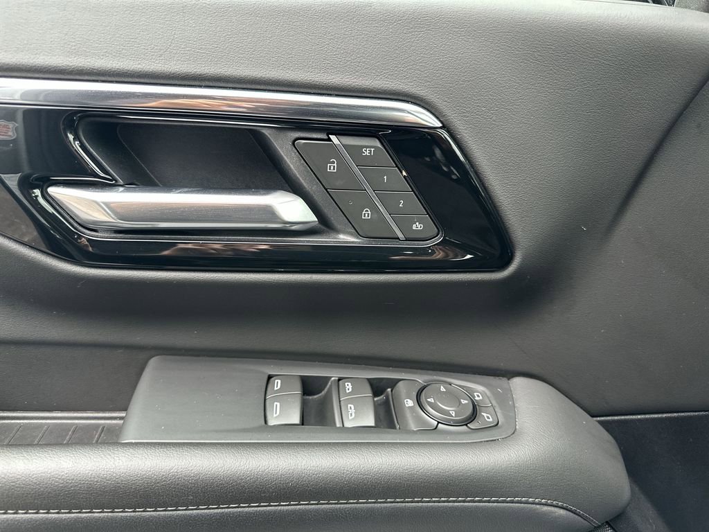Used 2025 Chevrolet Tahoe LT AWD/4WD image 31