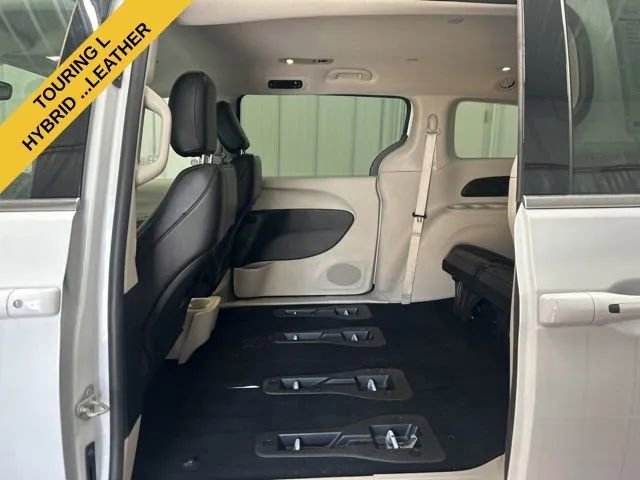Used 2023 Chrysler Pacifica Touring-L image 10
