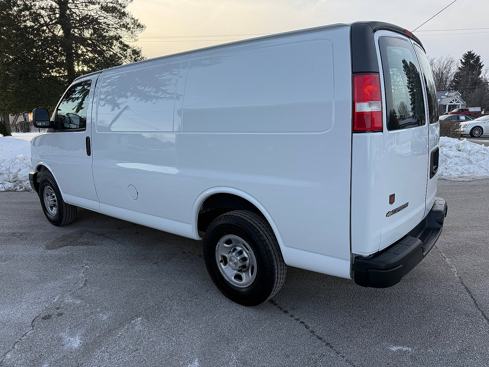 Used 2022 Chevrolet Express 2500 w/ Driver Convenience Package image 6