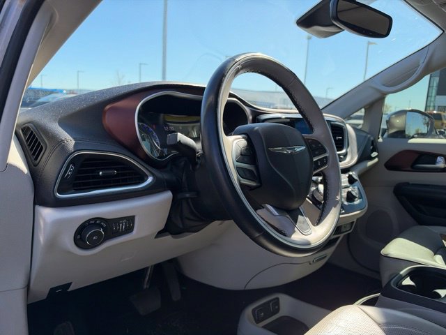 Used 2017 Chrysler Pacifica Limited w/ Advanced Safetytec Group FWD image 9