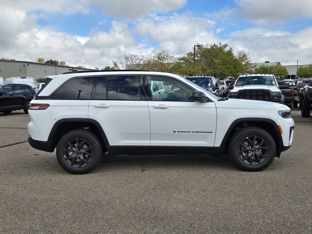 New 2027 Jeep Grand Cherokee Altitude AWD/4WD image 2
