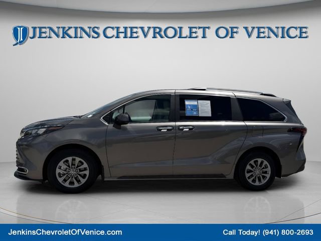 Used 2024 Toyota Sienna XLE FWD image 10