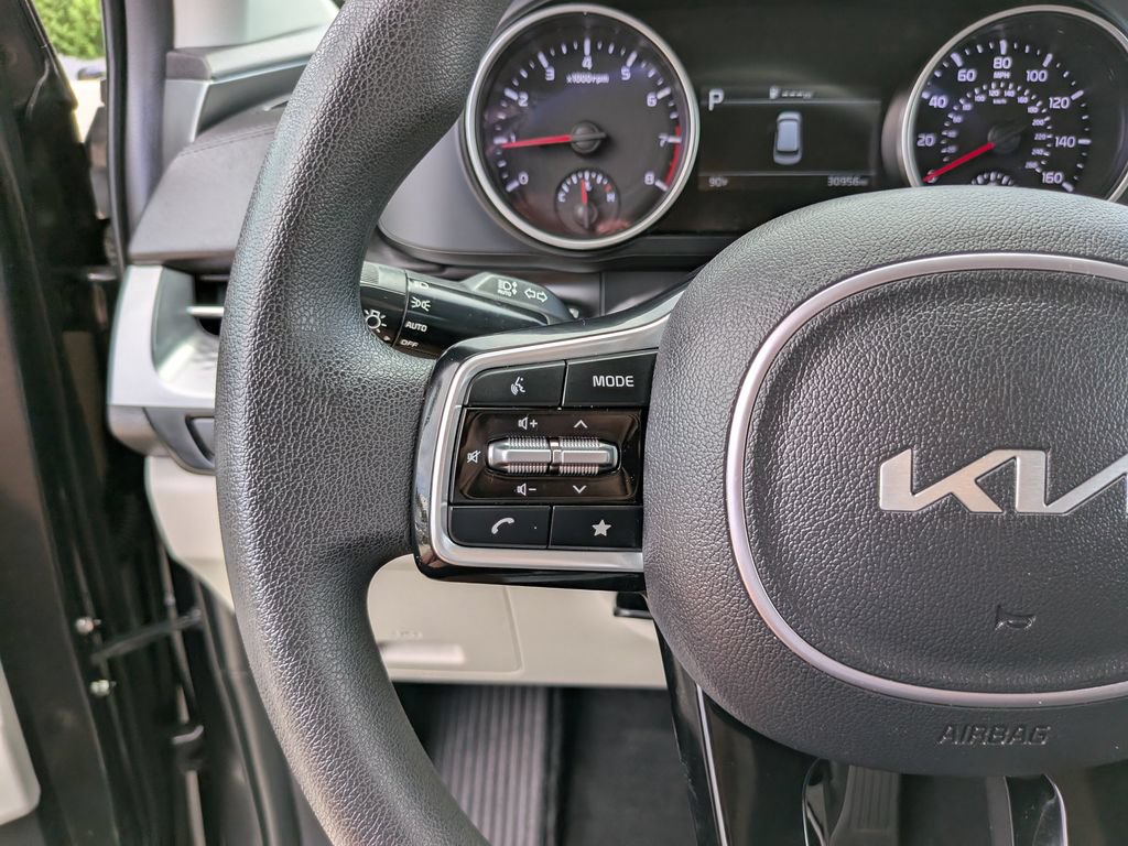 Certified 2024 Kia Carnival LX FWD image 30