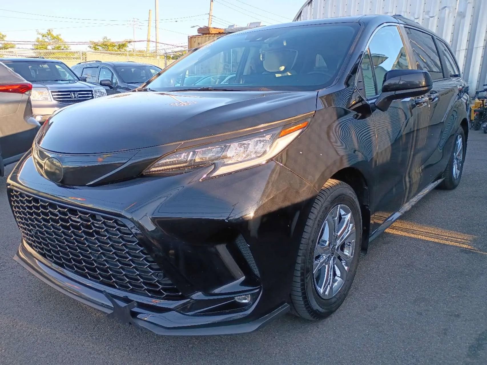 Used 2022 Toyota Sienna XSE AWD/4WD image 3
