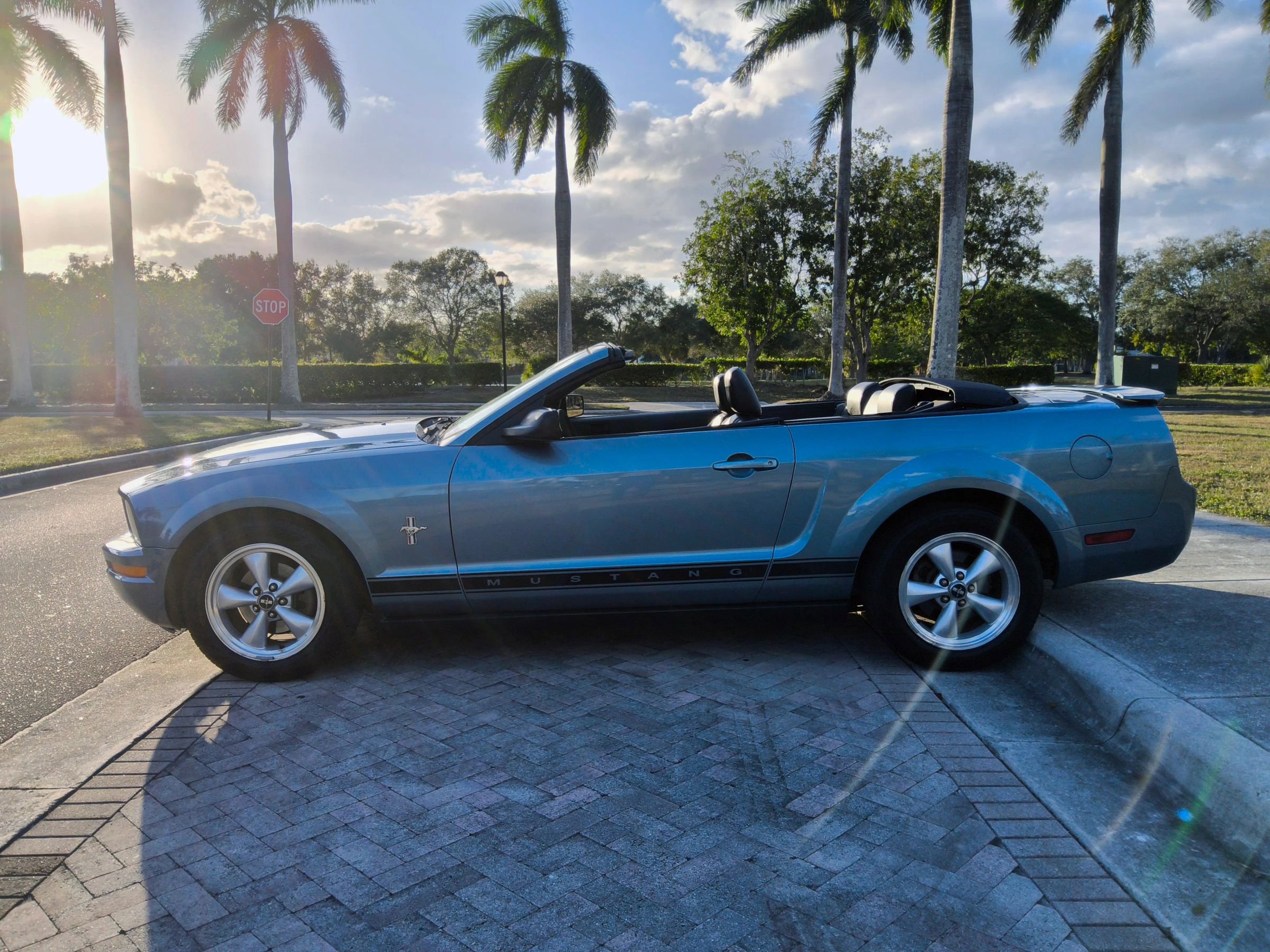 Used 2007 Ford Mustang Deluxe Convertible image 7