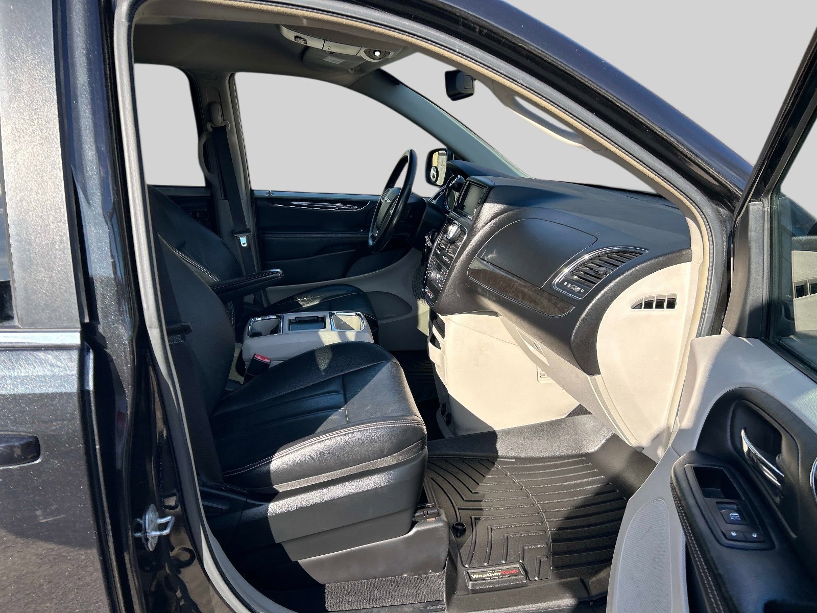 Used 2015 Chrysler Town & Country Touring FWD image 18