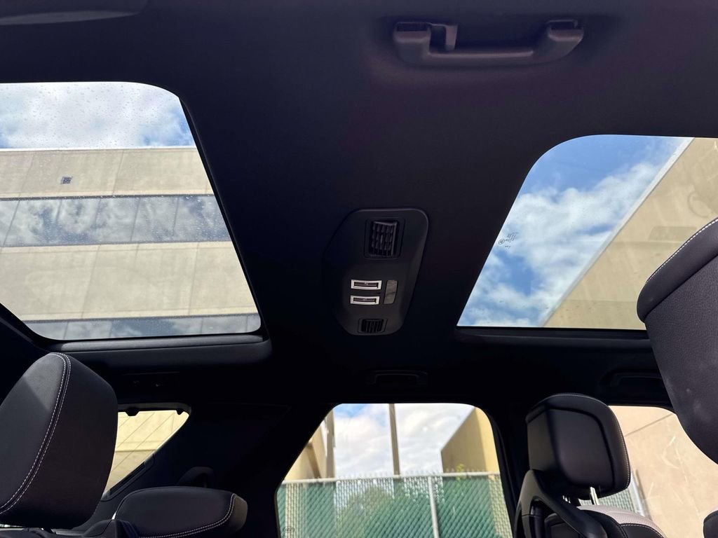 Used 2023 Land Rover Discovery S R-Dynamic image 15