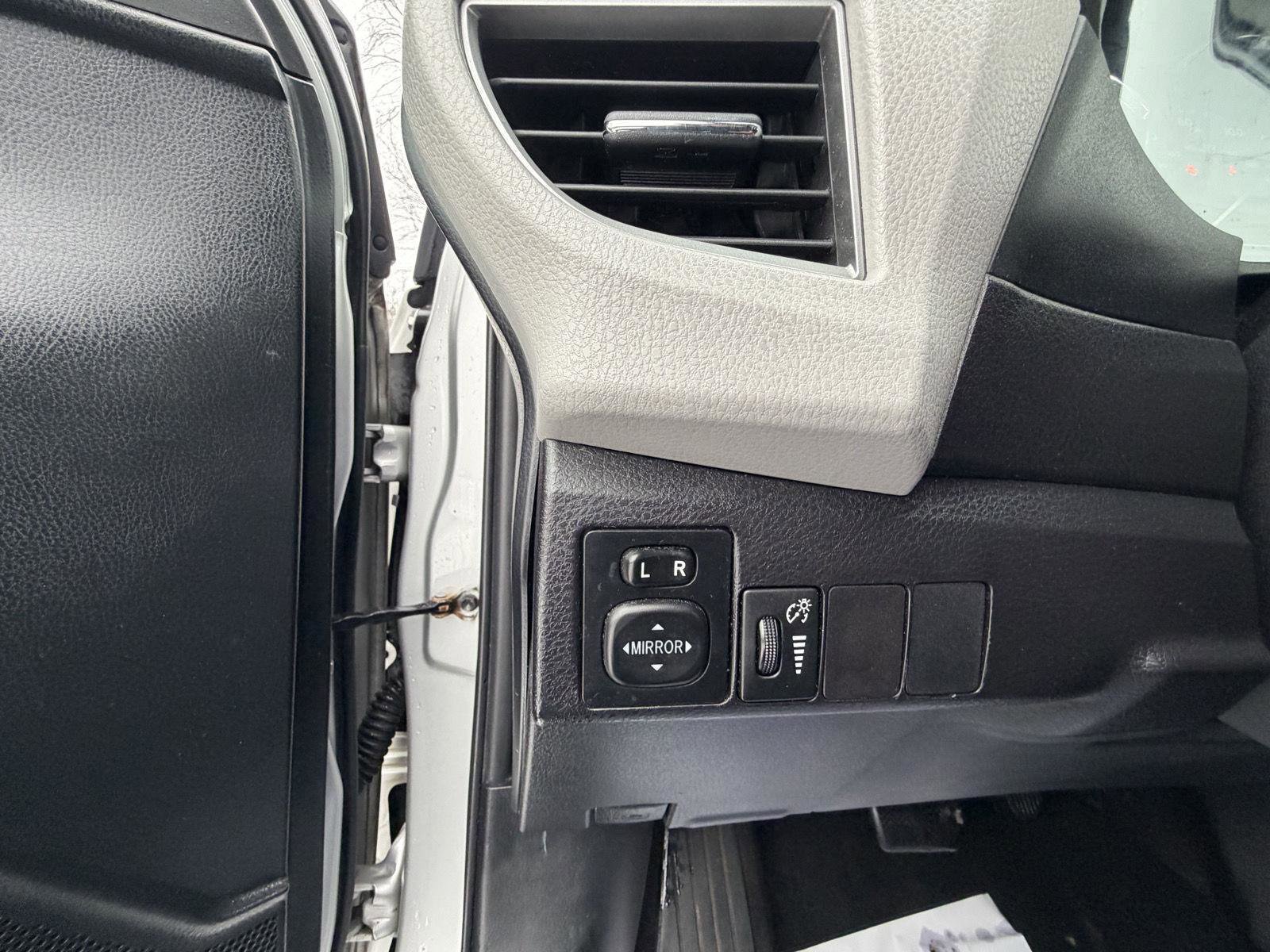 Used 2014 Toyota Corolla LE image 9