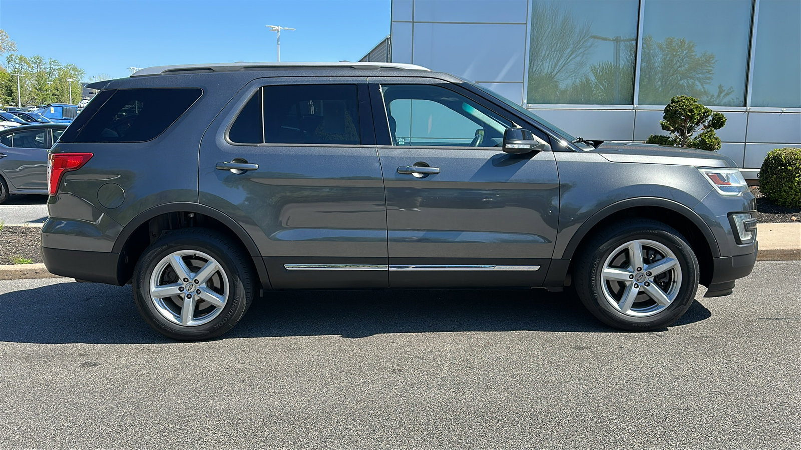 Used 2016 Ford Explorer XLT w/ Equipment Group 202A AWD/4WD image 29