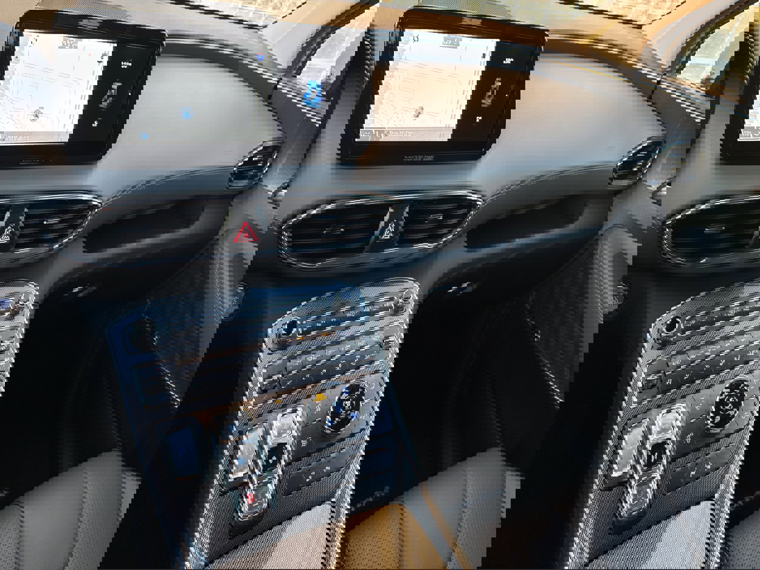 Used 2023 Hyundai Santa Fe SEL w/ Premium Package image 9