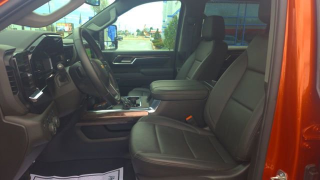 Used 2025 Chevrolet Silverado 2500 LTZ w/ LTZ Convenience Package AWD/4WD image 3