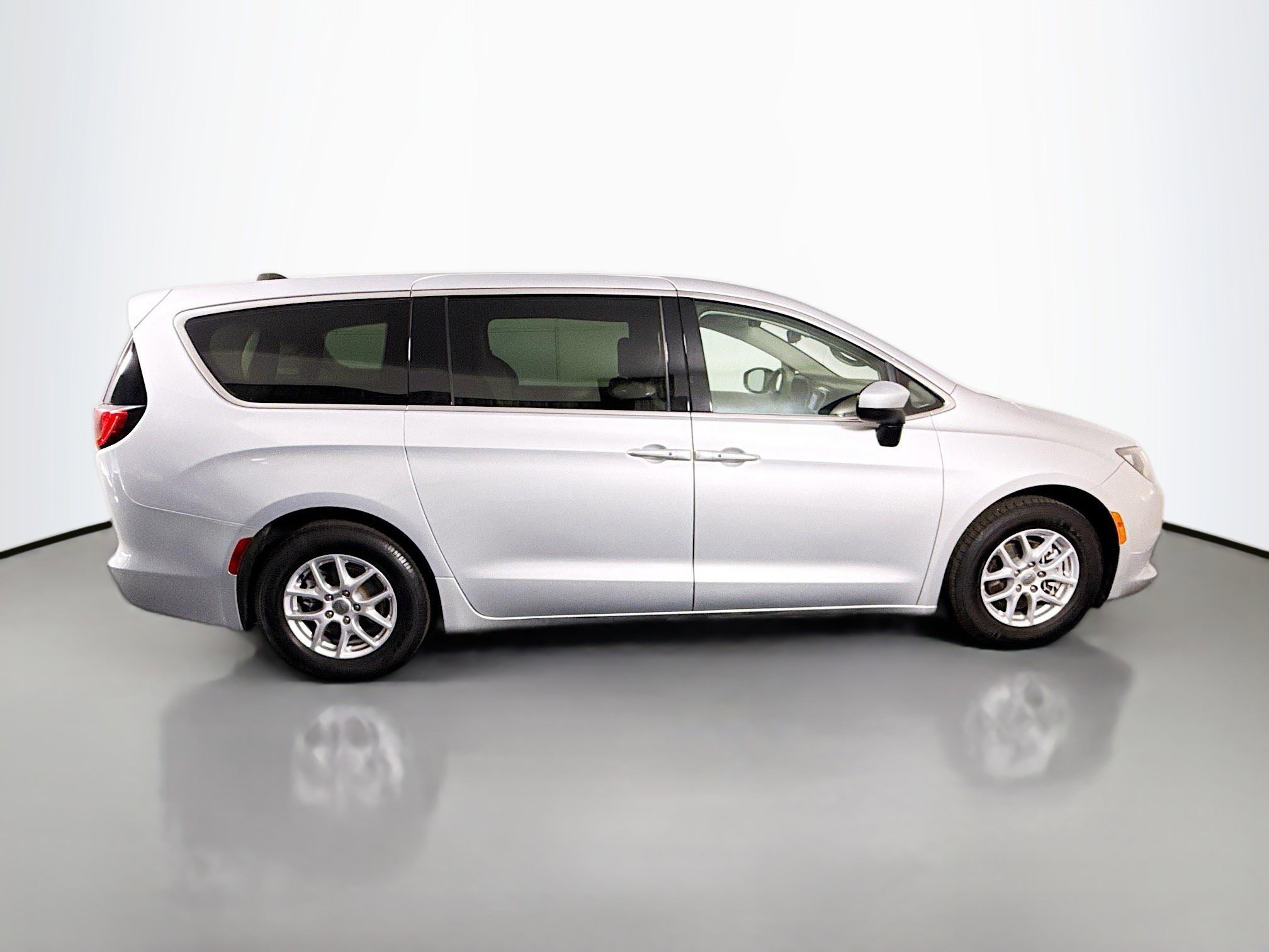Used 2023 Chrysler Voyager LX FWD image 11