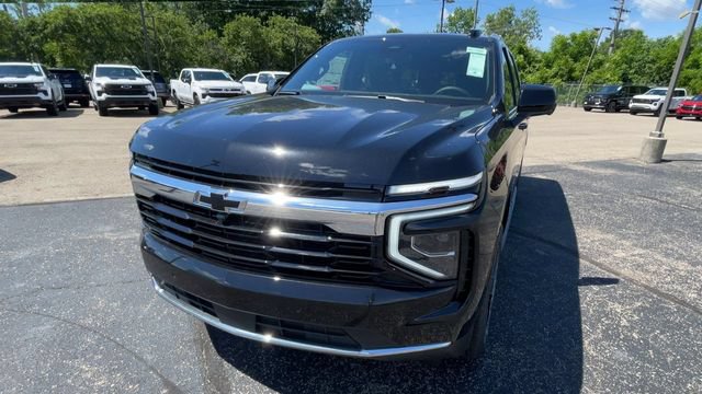 New 2026 Chevrolet Suburban LS w/ LPO, Dark Essentials Package AWD/4WD image 5