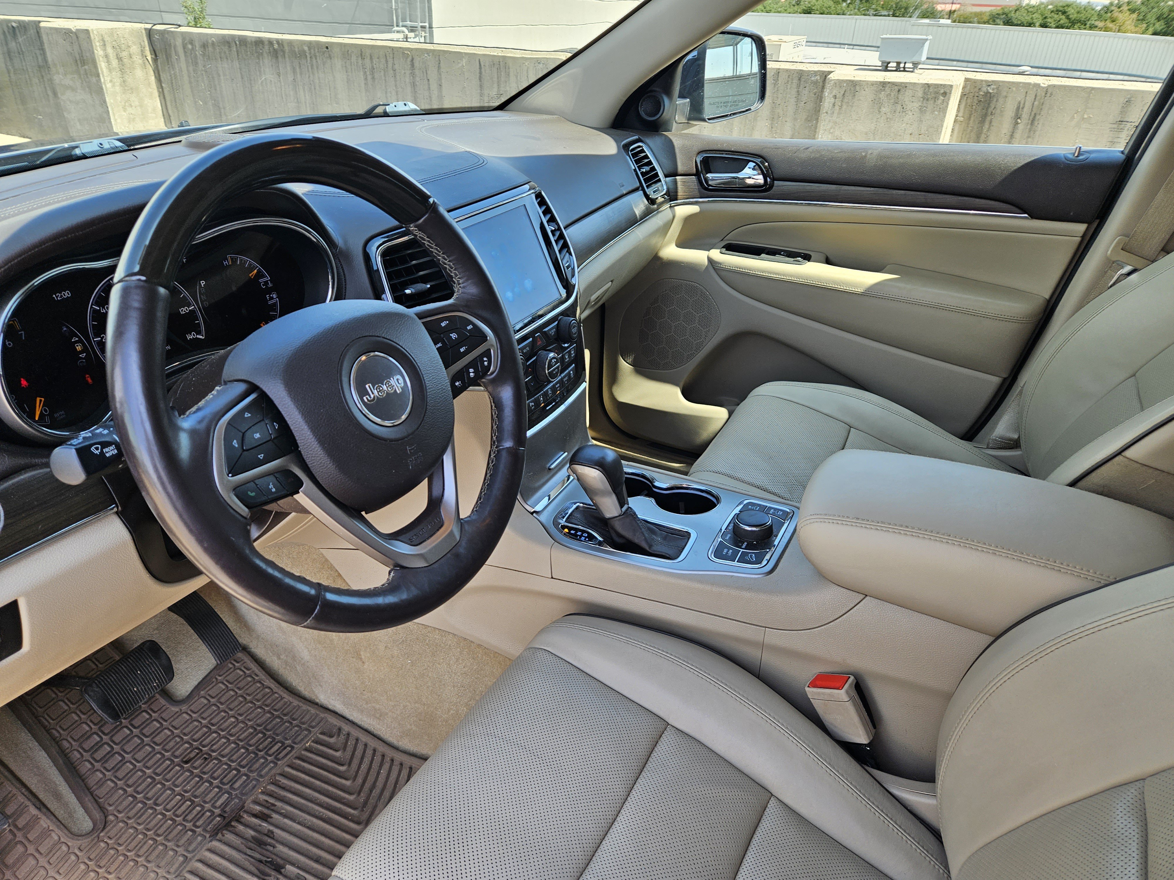 Used 2019 Jeep Grand Cherokee Overland AWD/4WD image 4
