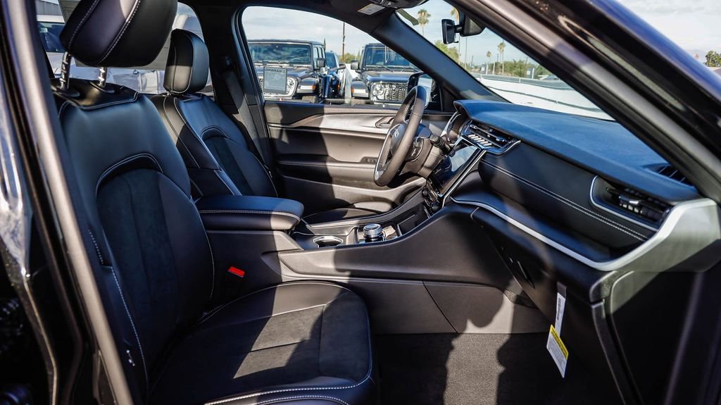 New 2025 Jeep Grand Cherokee L Altitude image 18