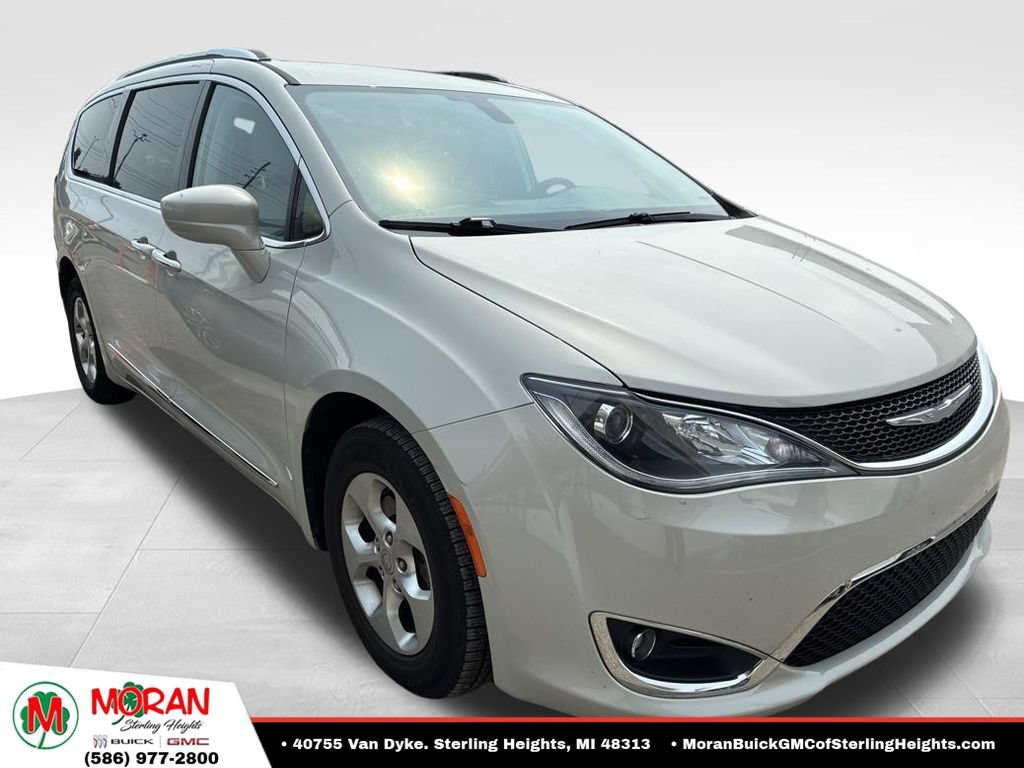 Used 2017 Chrysler Pacifica Touring-L Plus FWD image 2