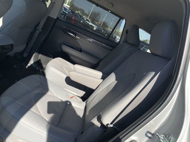 Used 2023 Toyota Highlander Limited image 10