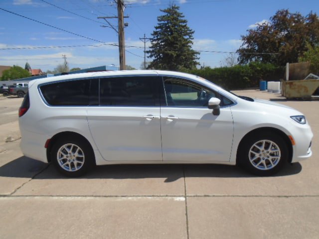 Used 2023 Chrysler Pacifica Touring-L FWD image 14